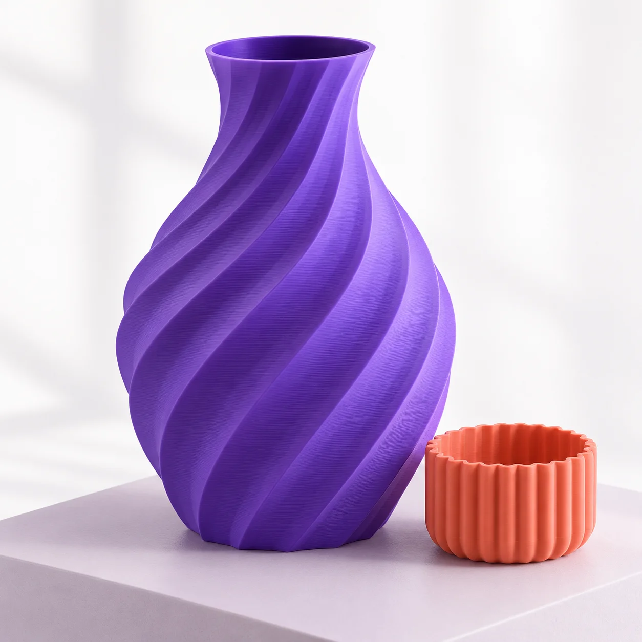 Ilustração de vasos com superfícies em camadas, nas cores violeta e coral da Ember.